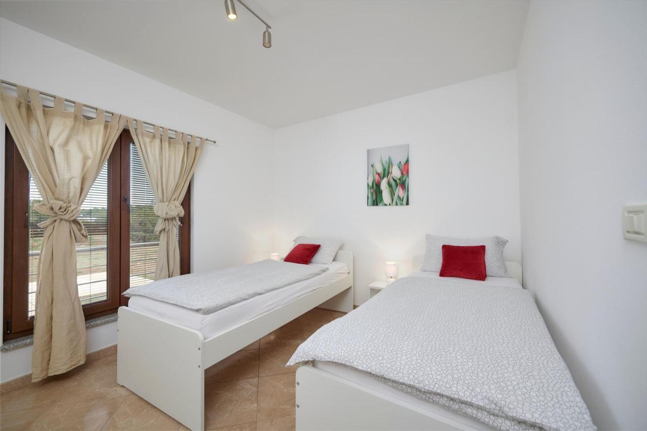 Villa Bartona For 8 Persons With Private Swimmingpool Pula Bagian luar foto
