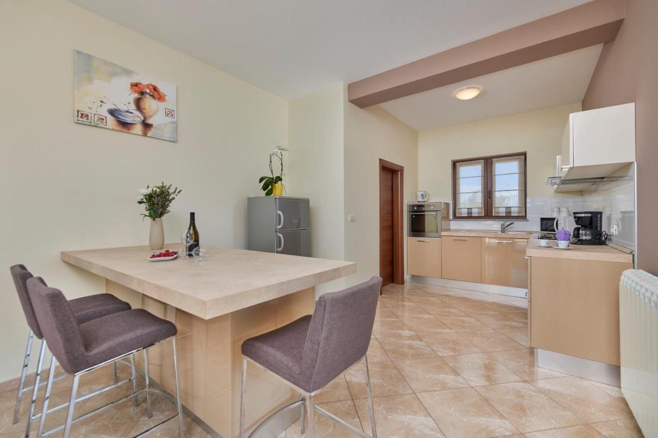 Villa Bartona For 8 Persons With Private Swimmingpool Pula Bagian luar foto