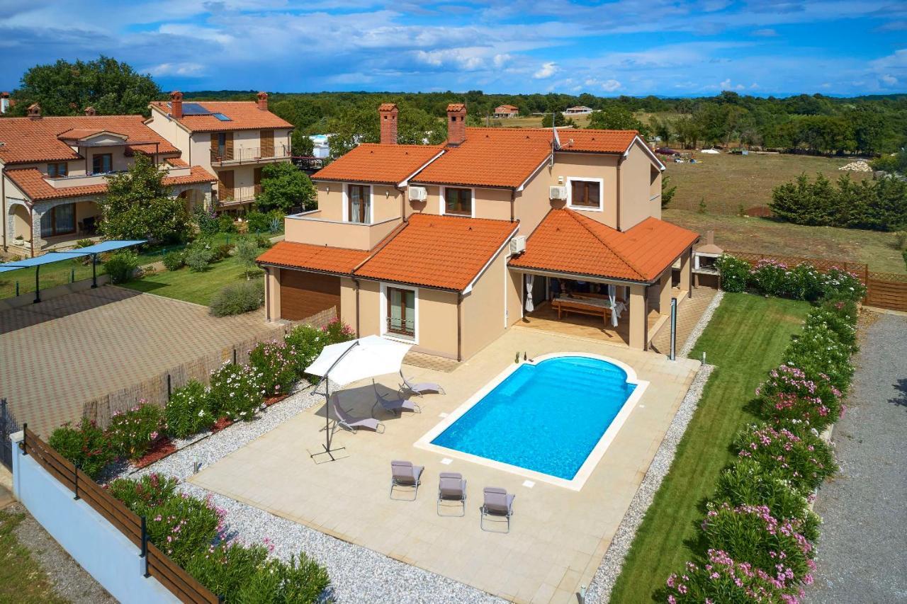 Villa Bartona For 8 Persons With Private Swimmingpool Pula Bagian luar foto