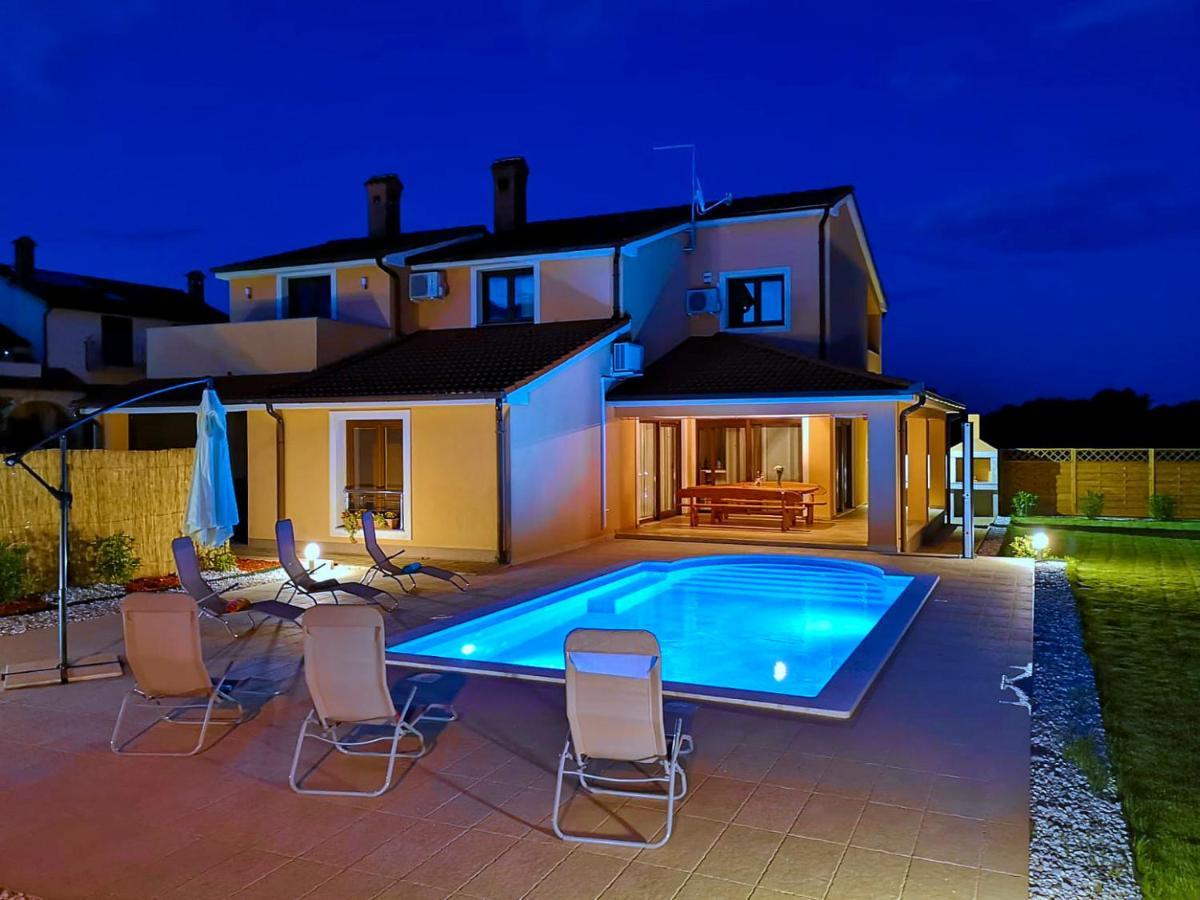 Villa Bartona For 8 Persons With Private Swimmingpool Pula Bagian luar foto