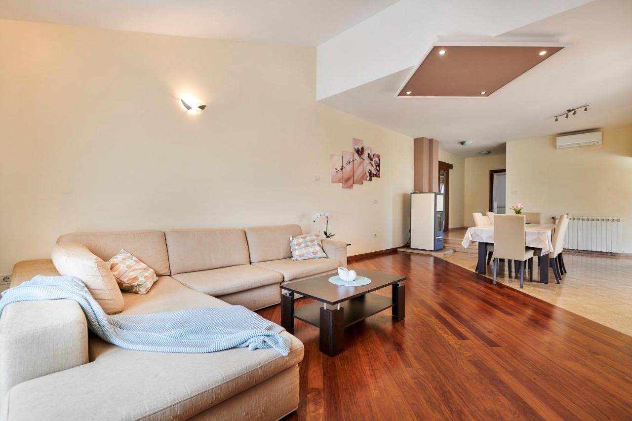 Villa Bartona For 8 Persons With Private Swimmingpool Pula Bagian luar foto