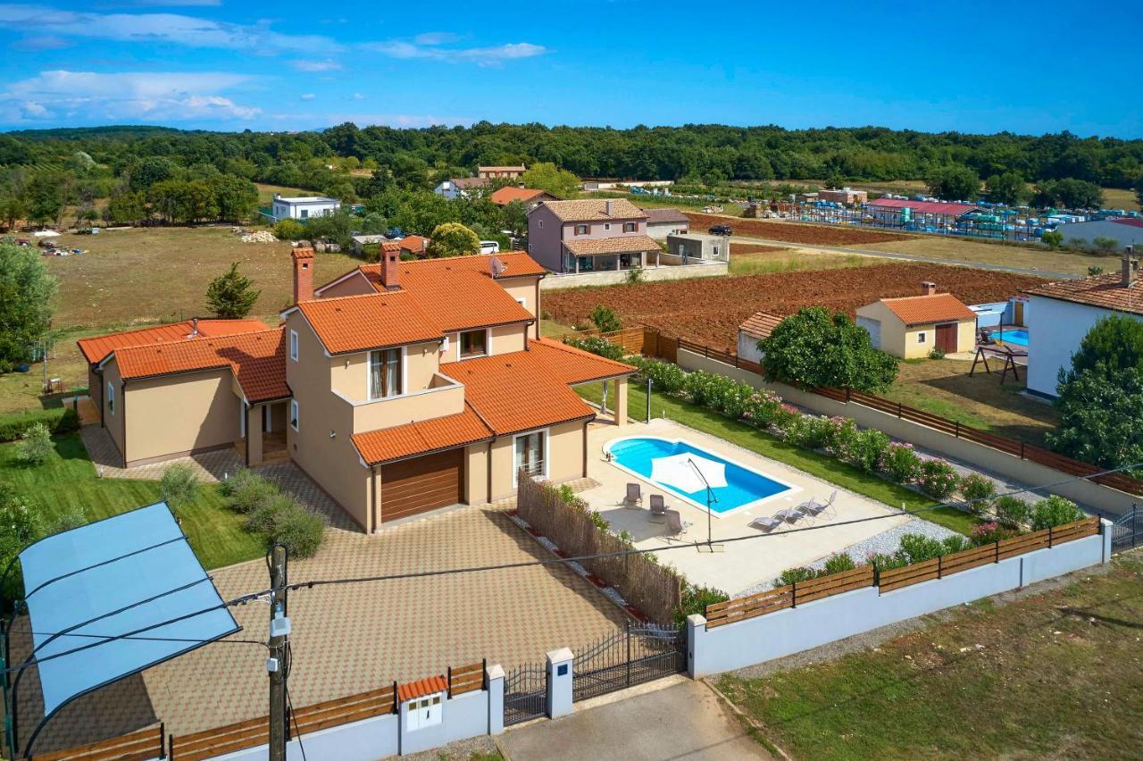 Villa Bartona For 8 Persons With Private Swimmingpool Pula Bagian luar foto