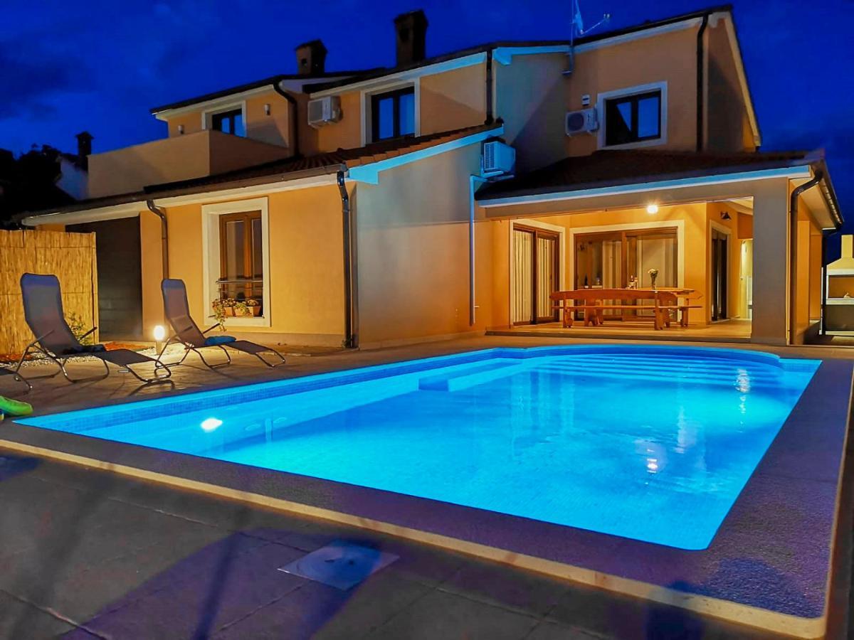 Villa Bartona For 8 Persons With Private Swimmingpool Pula Bagian luar foto