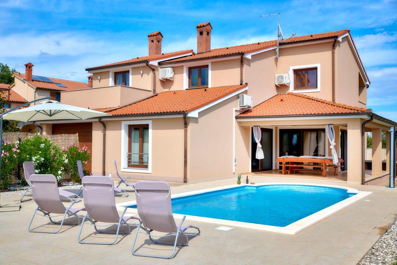 Villa Bartona For 8 Persons With Private Swimmingpool Pula Bagian luar foto