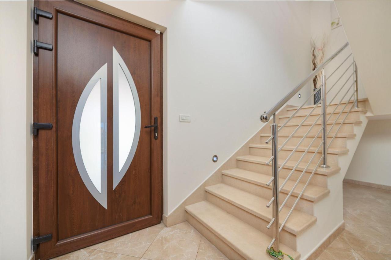 Villa Bartona For 8 Persons With Private Swimmingpool Pula Bagian luar foto