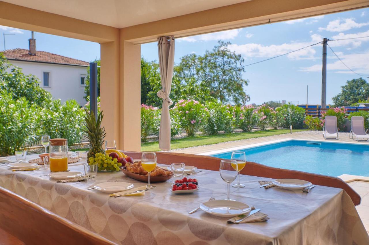 Villa Bartona For 8 Persons With Private Swimmingpool Pula Bagian luar foto
