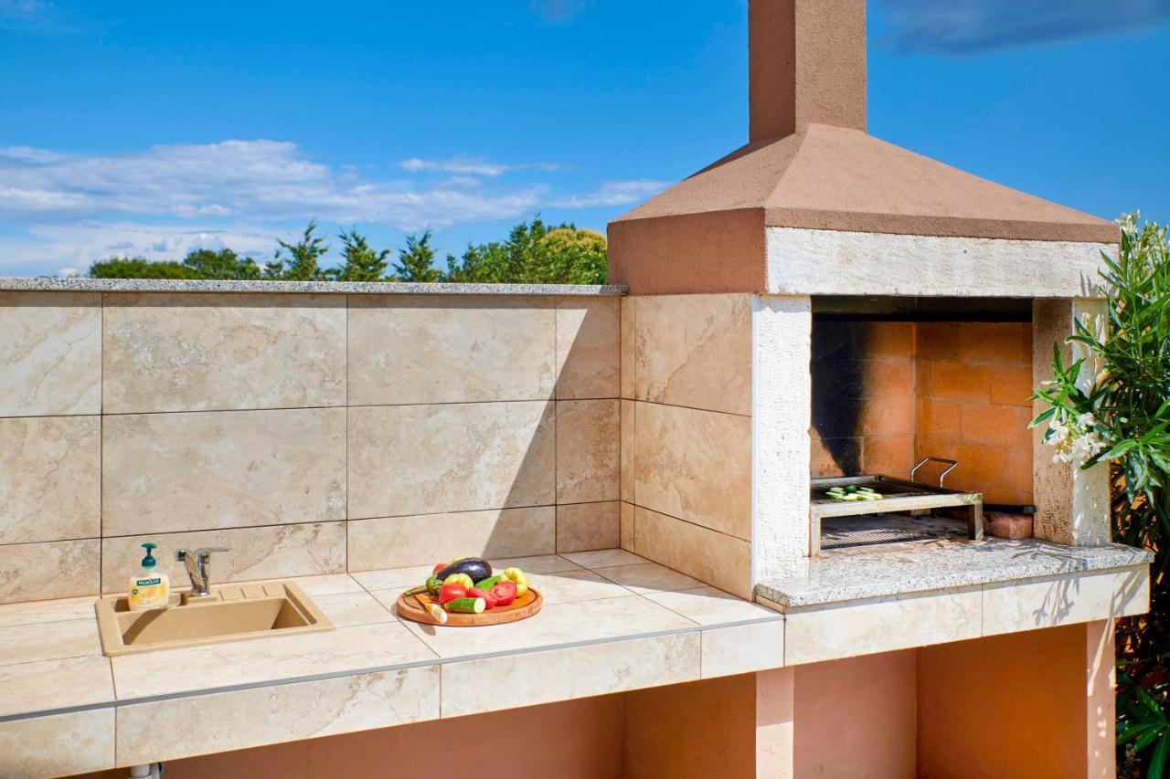 Villa Bartona For 8 Persons With Private Swimmingpool Pula Bagian luar foto