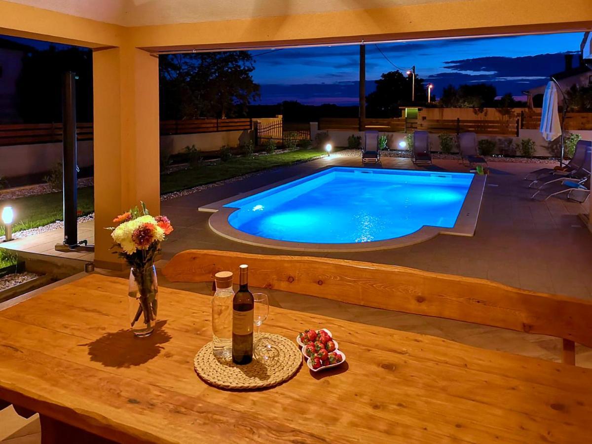 Villa Bartona For 8 Persons With Private Swimmingpool Pula Bagian luar foto