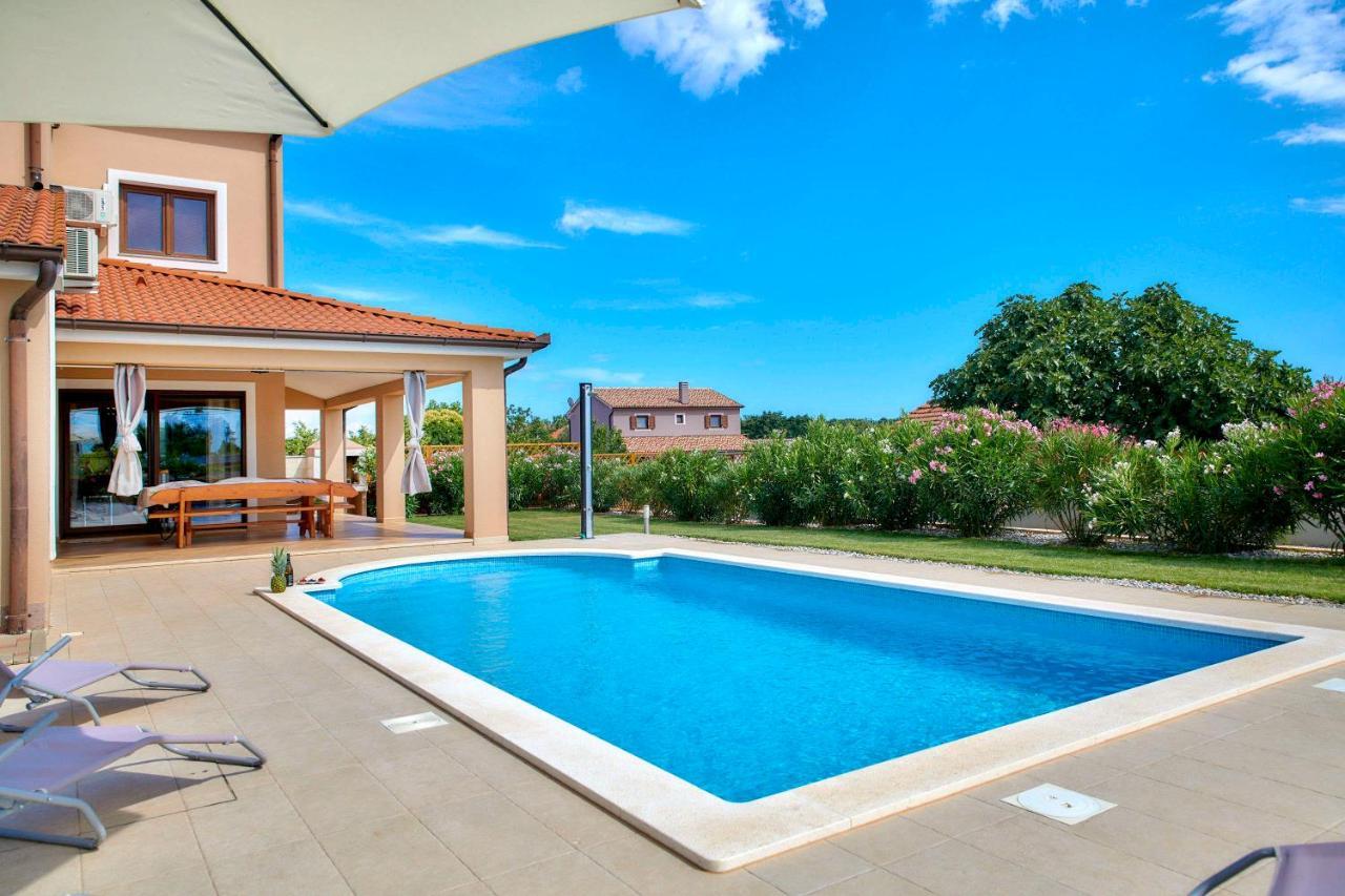 Villa Bartona For 8 Persons With Private Swimmingpool Pula Bagian luar foto